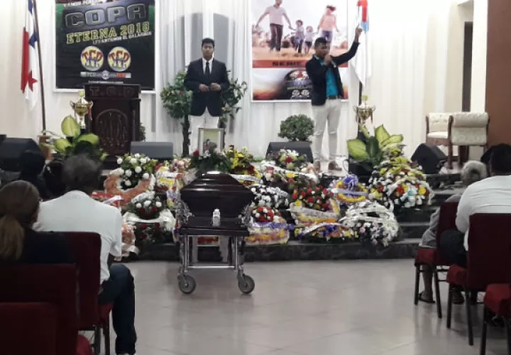 Tres buses abarrotados de estudiantes de la comarca Ngabe Bugle llegaron hasta el templo del Buen Pastor para despedir a la docente.