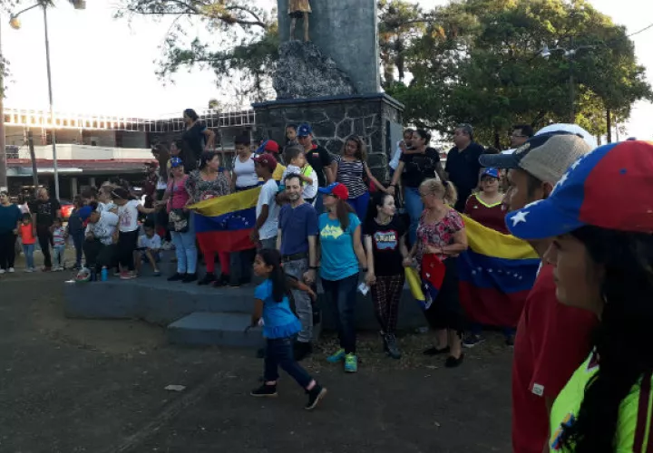  Los venezolanos entonaron las notas del himno nacional de su país. Foto: José Vásquez. 