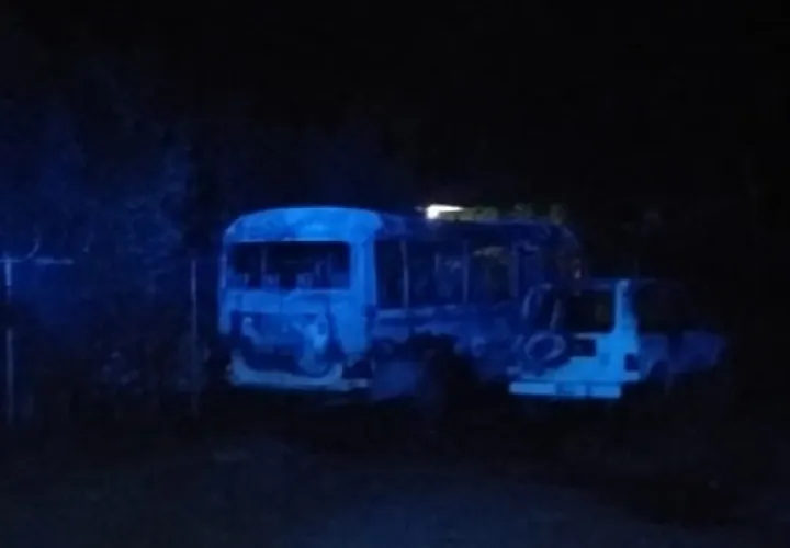 Los bomberos controlaron la situación para evitar que las llamas afectaran las oficinas de la Universidad del Trabajo, ya que los vehículos se encontraban muy cerca. Thays Domínguez
