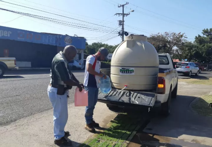 Se inició un plan de distribución de agua en carros cisternas en Chitré. Foto: Thays Domínguez.