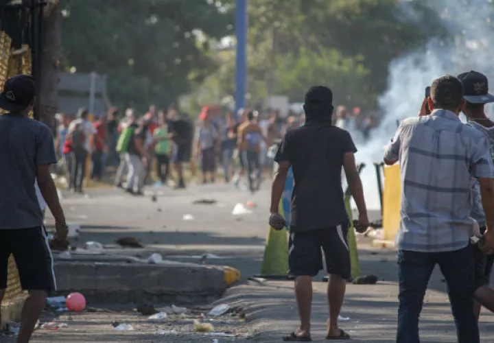 Migrantes hondureños se enfrentan con habitantes de Tecún Umán, (Guatemala). Foto: EFE.