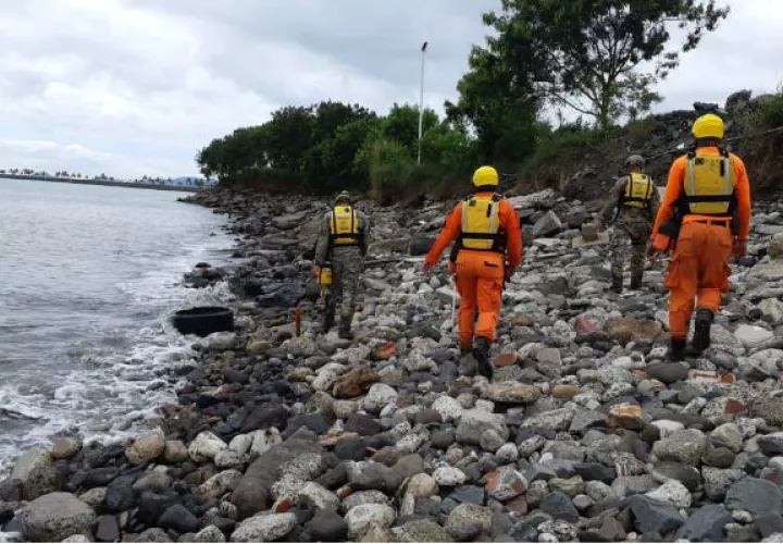 Buscan joven chiricano que cayó al mar en la Cinta Costera 3.