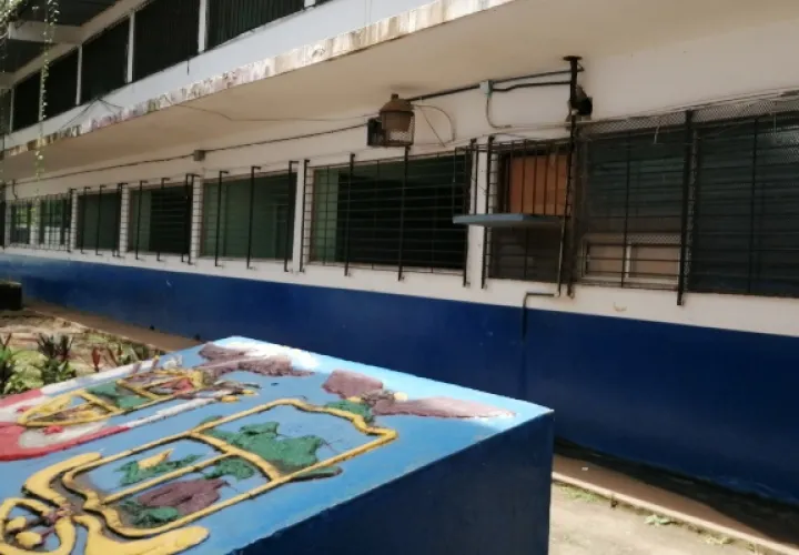 El 17 de julio pasado la docente fue atacada por dos sujetos armados, los cuales intentaron despojarla de su vehículo, cuando lo estacionaba enfrente de la escuela.