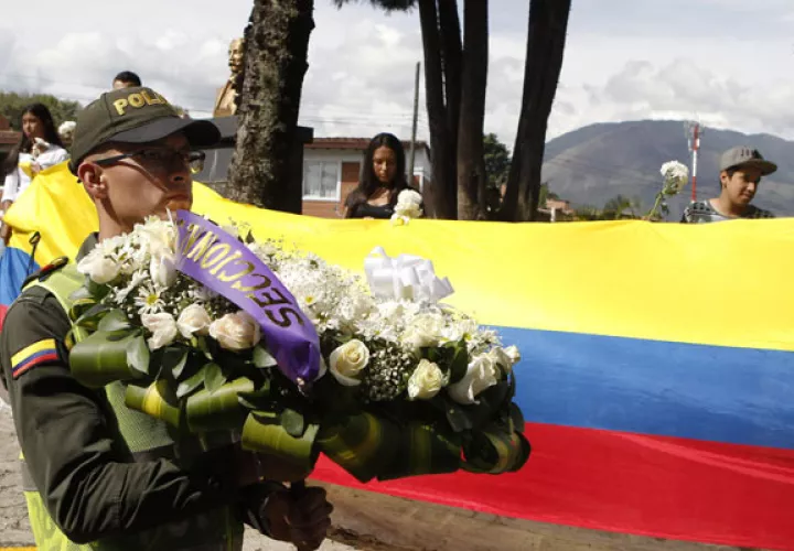 Recuerdan a los cadetes que perdieron la vida en un atentado terrorista. FOTO/EFE