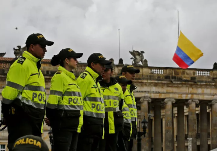 Las escenas de ciudadanos abrazando a los uniformados responsables de la seguridad durante el recorrido y llorando junto a ellos por los cadetes caídos fue el común denominador del día.