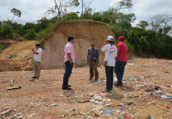 Lugareños señalan que la basura es arrojada sin ningún tipo de tratamiento.