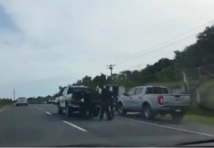Personal del Ministerio Público investiga la causa de muerte del cadáver encontrado flotando en la provincia de Colón.