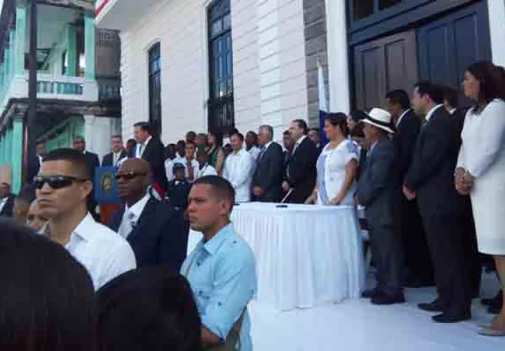 Juan Carlos Varela, firmó las mejoras a la Ley Puerto Libre durante la celebración del 5 de noviembre en la provincia de Colón. Foto/Diómedes Sánchez