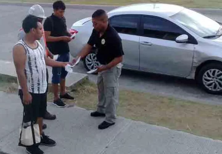 Un grupo de personas recibe información sobre la prevención de delitos. Foto/Diómedes Sánchez
