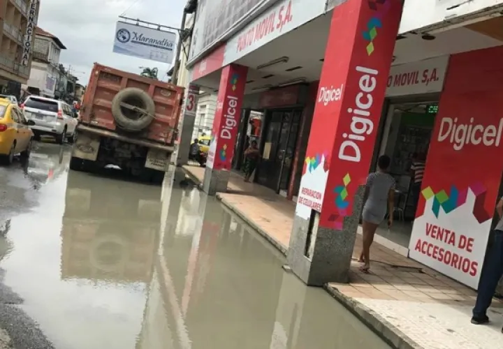 La gobernadora Iracema Ayarza de Dale, asegura que es tiempo de que la empres encargada del proyecto de explicaciones. Foto/Diómedes Sánchez