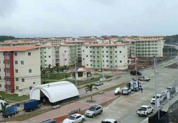 La acción de allanamiento se llevó a cabo en la torre L-14, apartamento 2E, en la que estuvo la fiscalía de circuito. Foto/Diómedes Sánchez
