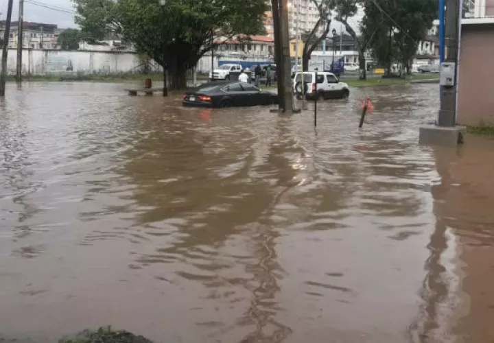 El aguacero mantiene atrasado el acto de romería de los bustos de los próceres ubicados en la entrada de la ciudad de Colón.