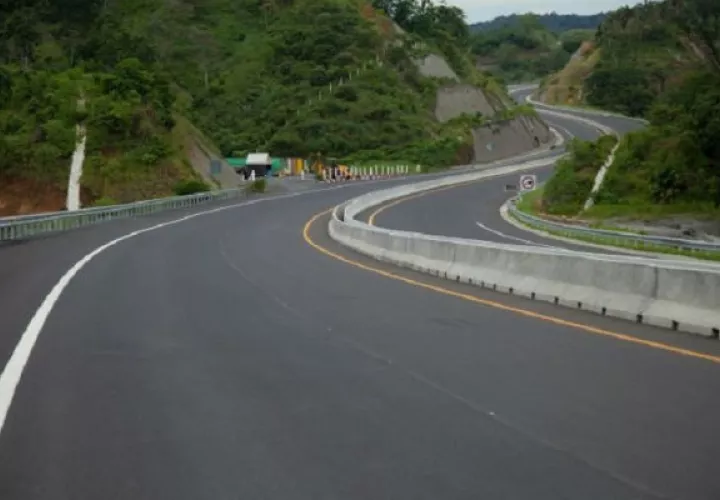 Buses usaban la autopista y no la carretera vieja. Foto. Diómedes Sánchez