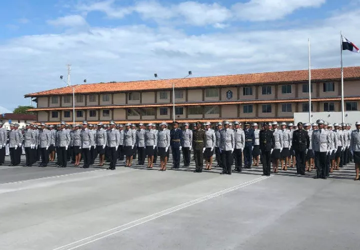Graduación de cadetes de la Policía Nacional en el Residencial José Dominador Bazán. Foto: Diómedes Sánchez. 