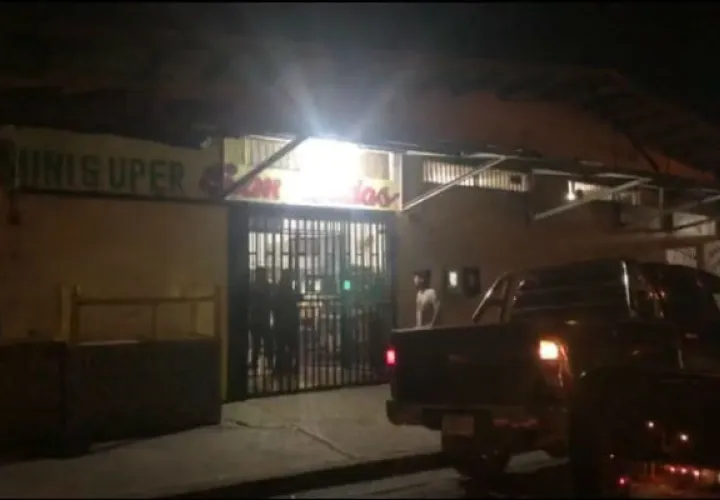 Al local comercial, llegaron dos ladrones con armas de fuego que encañonaron a los asiáticos, exigiéndoles el dinero.