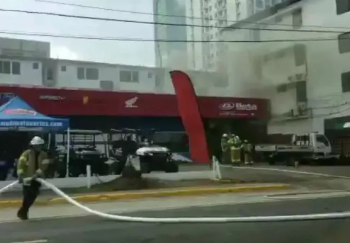 Bomberos atienden conato de incendio en Vía Brasil. Foto/Redes Sociales