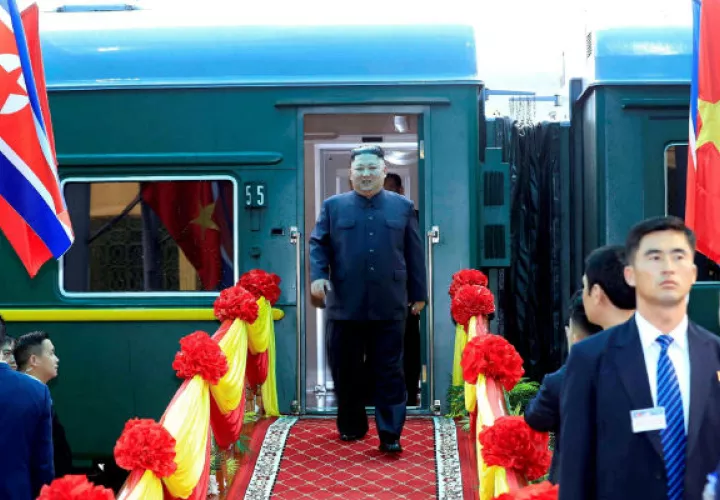 Diez horas después que Kim y por un medio de transporte distinto -el avión en lugar del tren.