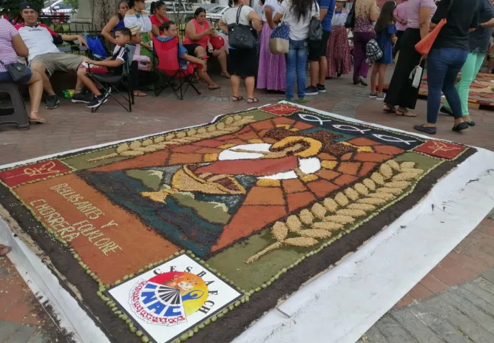 Primer Paseo de Danzas del Corpus Christi (infantil y juvenil) celebrado en el Centro Histórico de la Ciudad Capital. 