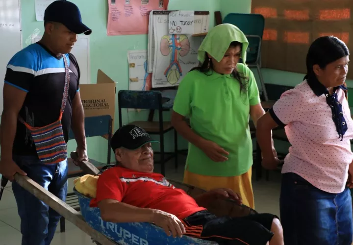 El adulto mayor llegó al centro de votación en Kankintú en una carretilla. Foto @tepanama
