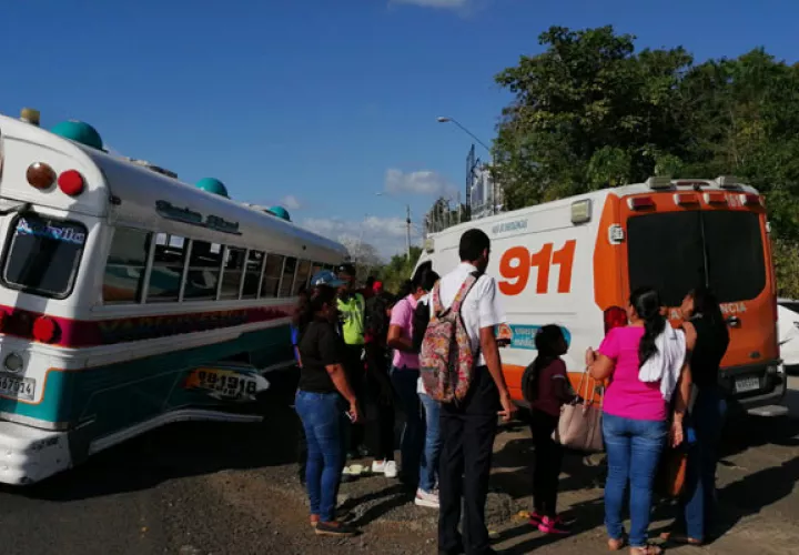 En Costa Verde se registró una colisión entre un bus de la ruta de Panamá-Capira y un auto. Foto/Eric Montenegro