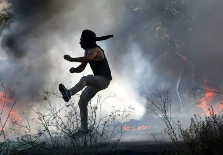 Extraños lanzaron dos aparentes bombas molotov. Foto: EFE/ iIustrativa. 