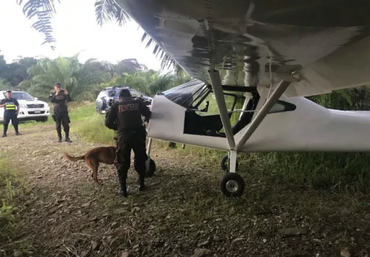 Unidades caninas detectaron rastros de sustancia ilicita en la aeronave.