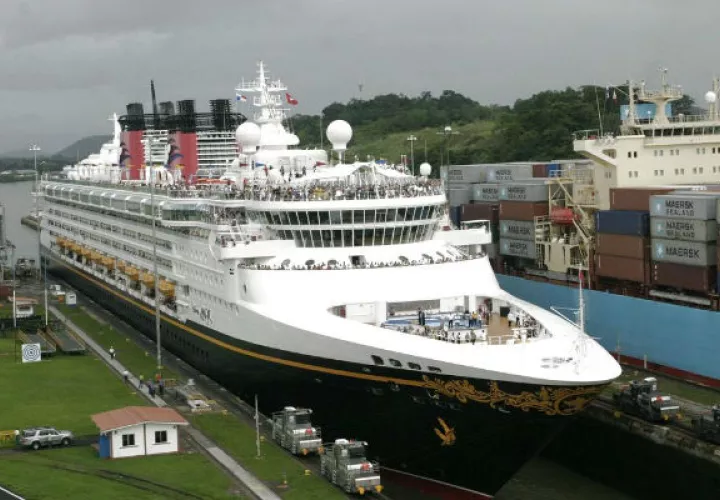 Más de 200 cruceros pasan al año por el Canal de Panamá. Foto/Archivo