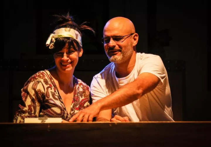 Ingrid Villa-Real y Rogelio Bustamante en una escena de "Casados sin hijos (Childfree)",  que dirige Tatiana Salamín en Teatro La Estación. Foto: Cortesía.