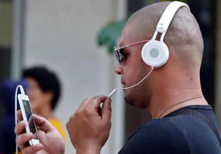 Un hombre navega en internet con su celular en La Habana. Foto: EFE.
