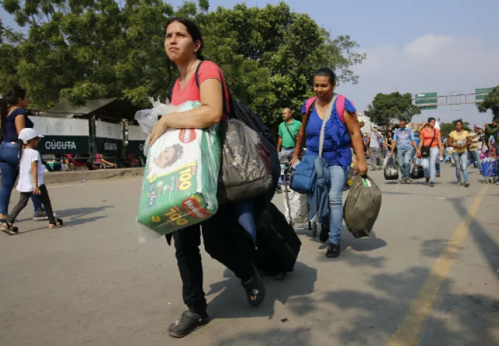 Una mujer vende fármacos en el puente internacional Simón Bolivar. Foto: EFE.