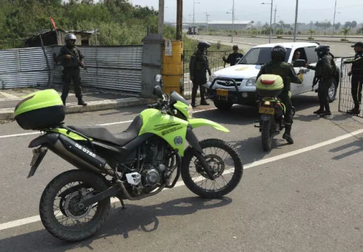 Policías colombianos en el puente Tienditas, aún sin inaugurar.  Foto: AP.