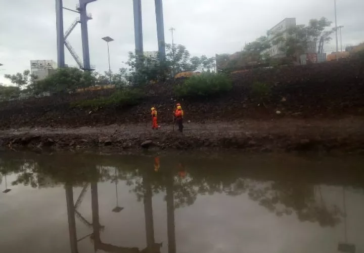 El cadáver fue hallado en la desembocadura del río Curundú. Foto/ Sinaproc