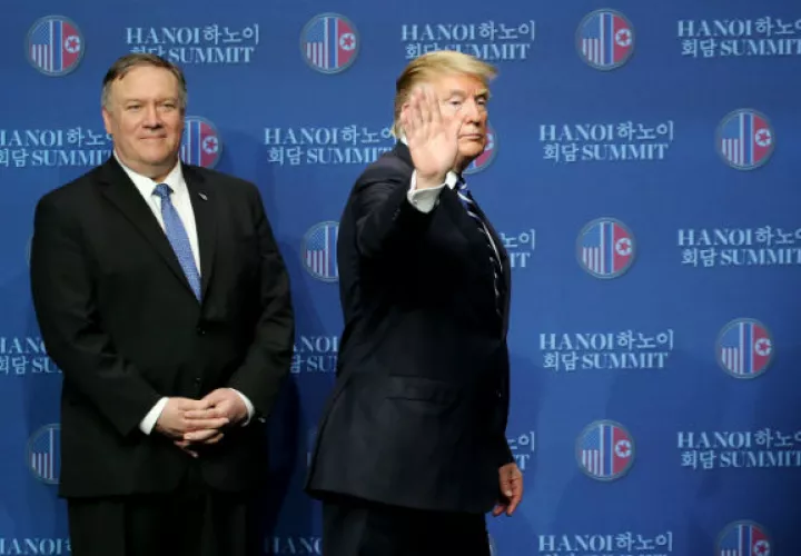 Kim le ofreció desmantelar el centro de investigación nuclear de Yongbyon, donde produce su combustible para bombas atómicas, pero a cambio pidió un levantamiento de sanciones que Washington consideró inaceptable.