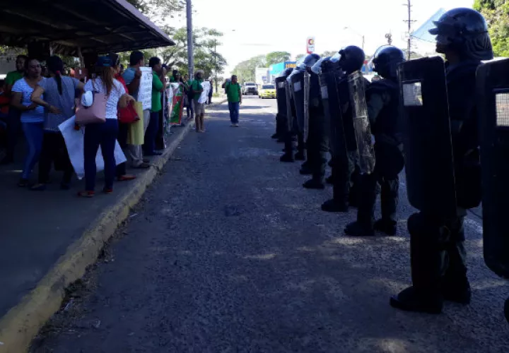 Los maestros se mantienen gritando consignas en David, provincia de Chiriquí. Foto: José Vásquez. 
