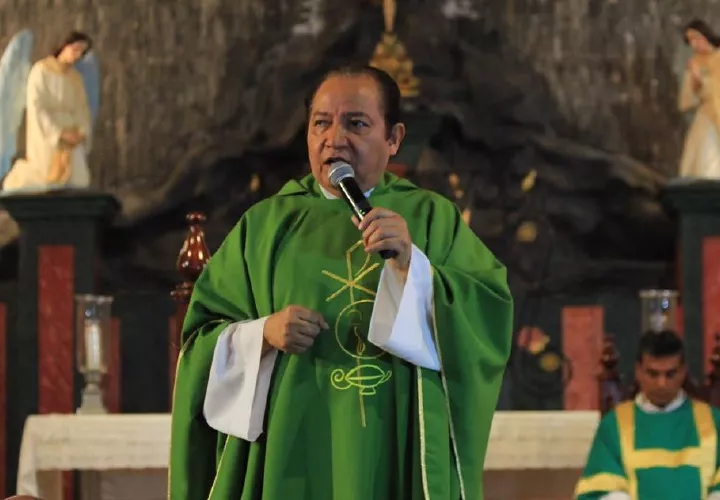 El padre David Cosca fue separado de la Iglesia Católica de sacerdote David Cosca se le separó de sus responsabilidades ministeriales. 