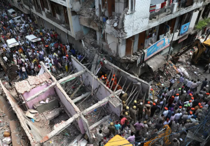 Varios equipos médicos y de bomberos se desplazaron al lugar tras el derrumbe del edificio en la India. EFE