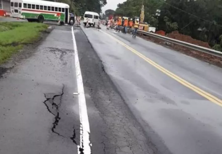 Tramo de la carretera Panamá-Colón que se hundió. /Foto Diomedes Sánchez