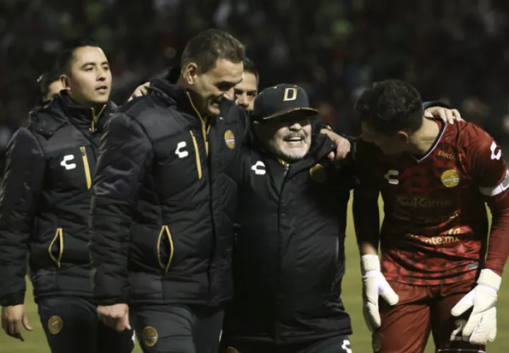 A Diego Maradona no le gustó que la directiva sacara a su auxiliar Luis Isla. Foto AP