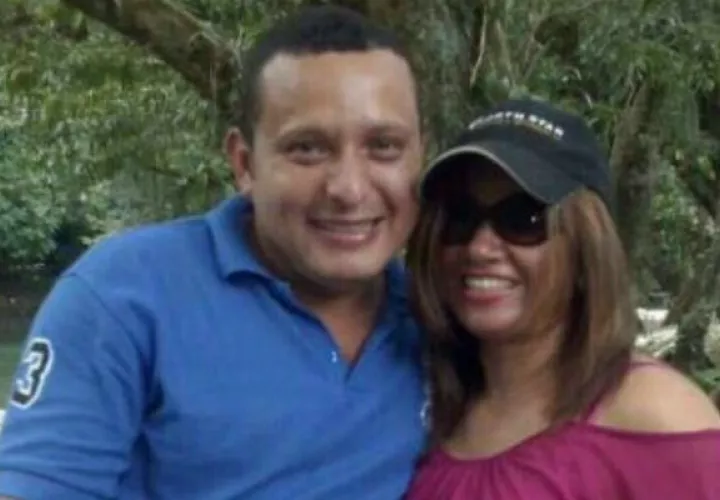El profesor Roberto Moreno Grajales, junto a la docente Diosila Martínez. 