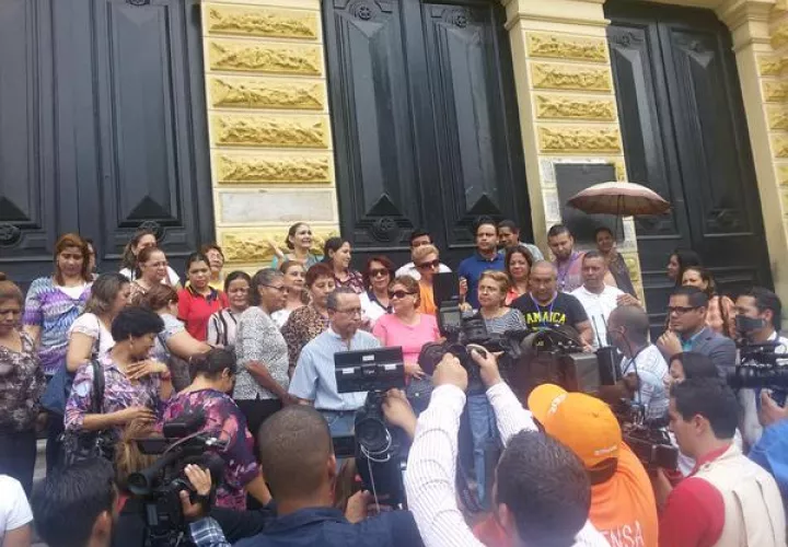 Los docentes del Instituto Nacional se mantienen en paro de labores desde este lunes. 7 de octubre.
