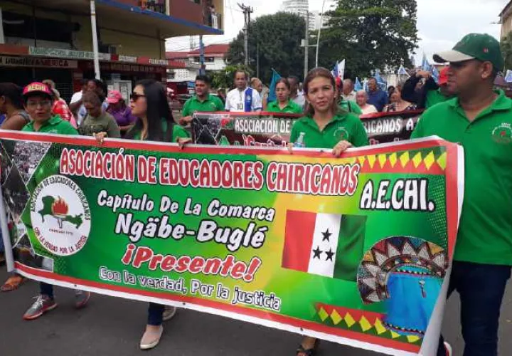 Docentes marcharon y protestaron a favor y en contra de mantener el pago del  PRAA  de forma obligatoria.