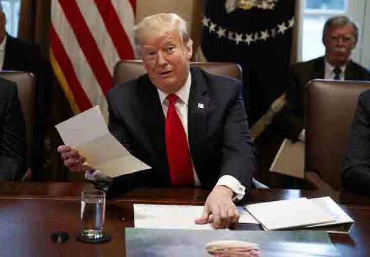 El presidente Donald Trump sostiene una carta que dice que es del líder norcoreano Kim Jong Un durante una reunión de gabinete en la Casa Blanca. FOTO/AP