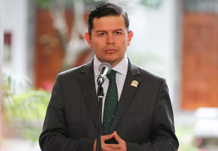  El consejero de la Presidencia, Juan Sebastián Roldán, confirmó  en conferencia de prensa la renuncia de la vicepresidenta, María Alejandra Vicuña. FOTO/EFE