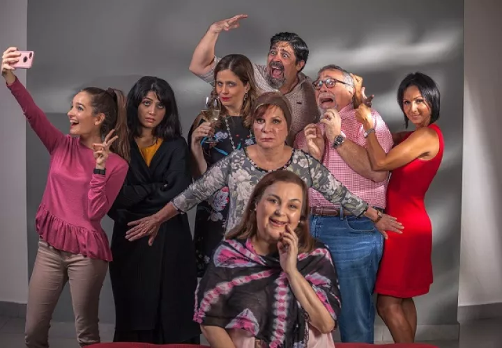 Elenco de la comedia "Una espina en el zapato", que estrenará el 7 de abril en Teatro En Círculo. Valeria Luna, Masof Sayavedra, Larissa Morales, Enrique Pareja, RIcardo Martino, Gloryana Reyes, y en el centro Cloty Luna parada detrás de Nilena Zisópulos. Foto: Enrique Pareja.