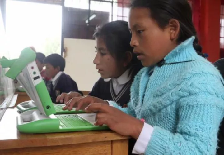 La incorporación de computadores portátiles o tabletas debe ir acompañada de una formación que articule el acceso a los equipos con estrategias de uso guiado. Foto: EFE.