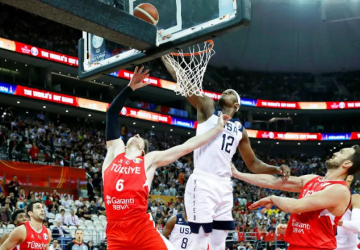 Khris Middleton (C) Foto EFE