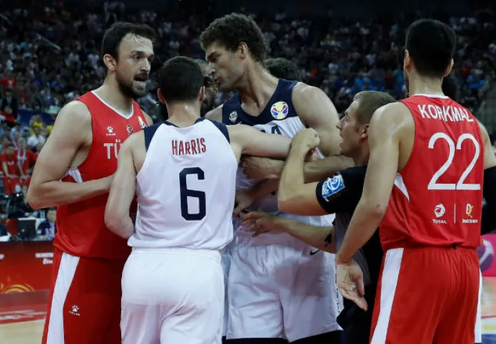Los jugadores de EE. UU. Y Turquía se enfrentan durante la primera ronda del grupo E. Foto EFE