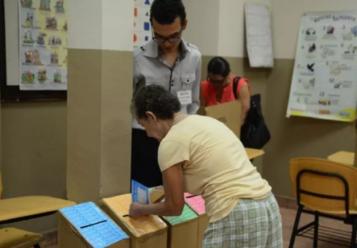 Panameños acuden a votar para escoger a sus distintas autoridades. Archivo