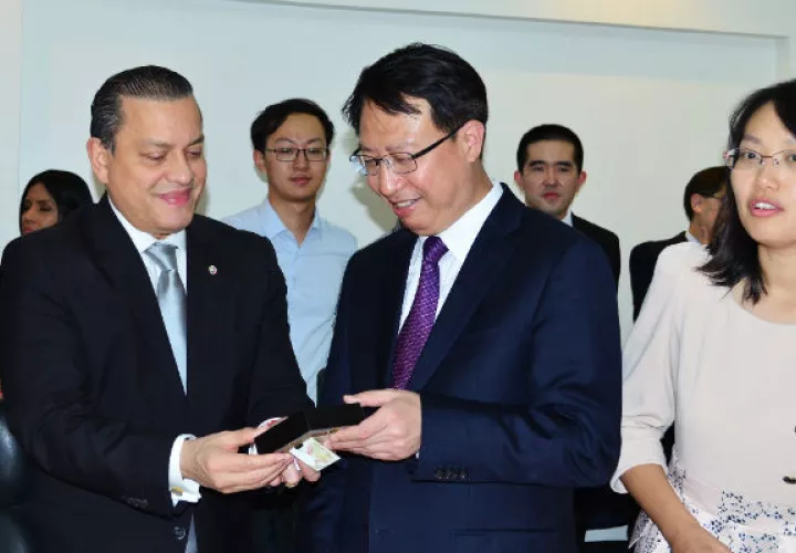 Una nutrida delegación de China encabezada por el Vice – Gobernador de Jiangsu -  China, Sr. Guo Yuanqiang, visitó la Zona Libre de Colón.