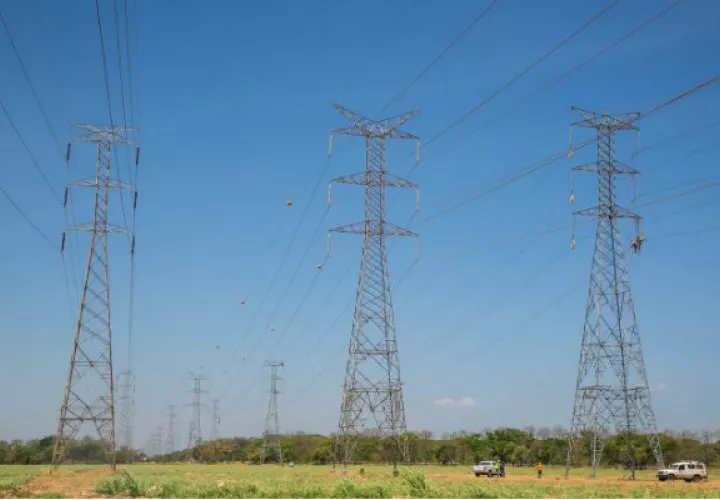Algunos de los beneficios que tendrá el país con la construcción de la cuarta línea de transmisión es la confiabilidad, eficiencia, capacidad y la generación de energía renovables. Foto/Archivo